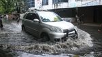 Curah Hujan Tinggi Jalan di Kawasan Cengkareng Tergenang