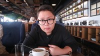 Bukan dimakan, pisang ini malah dijadikan mainan. Ia bergaya seolah sedang menelpon menggunakan pisang. Foto: instagram fatih unru