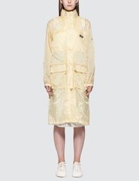 5 Jaket Tahan Air yang Stylish Dipakai Saat Musim Hujan