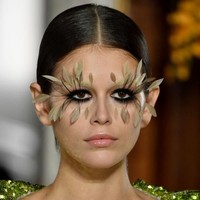 Gaya Kaia semakin dramatis berkat riasan wajahnya. Pat McGrath, makeup artist ternama andalan Valentino, mengaplikasikan bulu mata palsu yang bentuknya seperti bulu burung pada Kaia dan beberapa model lainnya. Dengan bulu mata tersebut, putri supermodel CIndy Crawford tampil beda dan hampir sulit dikenali. (Foto: Pascal Le Segretain/Getty Images)