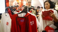 Semua merchandise itu bertuliskan 01 Jokowi-Maruf Amin.