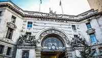 London Waterloo, stasiun kereta tersibuk di Inggris. Stasiun ini menangani total 210 juta penumpang setahun.Dok: worldatlas.com.