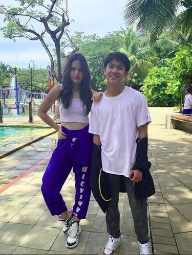 Foto Bareng Iqbaal Ramadhan, Body Nia Ramadhani Bikin Salah Fokus