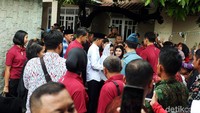 Dalam kunjungannya, Jokowi didampingi oleh Ibu Negara Iriana Jokowi, dan Menteri Badan Usaha Milik Negara (BUMN) Rini Soemarno.