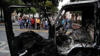 Kerusuhan ini terjadi seiring berlangsungnya aksi-aksi protes menentang pemimpin sayap kiri Nicolas Maduro. Kerusuhan pertama pecah pada Senin (21/1) ketika 27 tentara bangkit menentang Maduro di sebuah pos komando di Caracas, seraya menyerukan warga untuk turun ke jalan-jalan. Seruan itu disampaikan dalam video yang beredar luas di media sosial. REUTERS/Carlos Garcia Rawlins.
