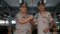 Irjen Idham Azis (kanan) dan Irjen Gatot Eddy melakukan salam komando.