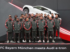 Pemain Bola Bayern Munich Bermain dengan SUV Listrik