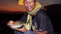 Selain doyan makan duren, Pharrell juga anak gunung. Tuh, lagi nunggu sunrise pelantun lagu Happy itu terlihat menikmati sepiring hidangan khas Indonesia. Foto: Instagram indra.hakim