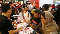  Warga tampak antusias berburu merchandise capres-cawapres pasangan Joko Widodo-Maruf Amin.