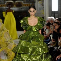 Invasi Kaia Gerber di Paris Fashion Week Haute Couture Spring 2019 belum usai. Kali ini, Kaia berjalan untuk memeragakan koleksi adibusana dari Valentino, Rabu (23/1/2019). Tubuhnya dibungkus gaun megar berbahan sequin yang berkilauan. Gaun tersebut hadir dengan tumpukan ruffle yang menciptakan kesan dramatis pada penampilan model 17 tahun ini. (Foto: Pascal Le Segretain/Getty Images)