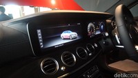 Interior Mercedes-Benz E 350 EQ Boost terlihat mewah.
