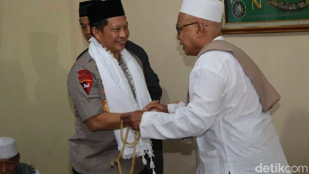    Kapolri Jenderal Tito Karnavian bersama Panglima TNI Marsekal Hadi Tjahjanto berkunjung ke Pondok Pesantren Buntet, Cirebon, Jawa Barat.