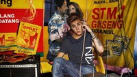 Justin Bieber dalam sebuah sesi latihan menjelang penampilannya di Grammy Award 2016, tulisnya. Ternyata Justin Bieber latihannya di kedai STMJ pinggir jalan, tho! Foto: Instagram aganharahap