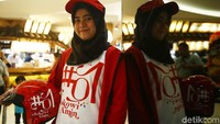 Souvenir yang dijual mulai dari jaket, kaus, topi hingga helm.