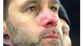 Mauricio Pochettino pelatih Totenham digambarkan menangis. Foto: istimewa