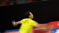 Di gim pertama, pemilik emas Asian Games 2018 itu menang dengan skor 21-18.