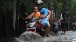 Curah Hujan Tinggi Jalan di Kawasan Cengkareng Tergenang