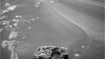 Foto hitam putih menampakkan jalur yang akan dilaluinya. Foto: NASA