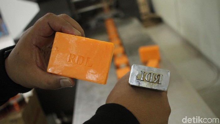 Salah satu produk sabun yang dipalsukan (Foto: Rifkianto Nugroho/detikHealth) Salah satu produk sabun yang dipalsukan (Foto: Rifkianto Nugroho/detikHealth)