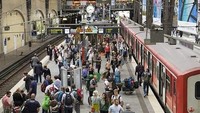 Hamburg Hauptbahnhof, stasiun kereta Tersibuk di Jerman. Stasiun ini melayani sekitar 480.000 penumpang setiap hari.Dok:Robert Mullan/shutterstock.com/worldatlas.com.