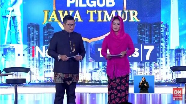 Anisha Dasuki saat jadi moderator debat Pilgub Jatim. 