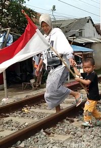 Lucu, Bocah 3 Tahun Ini Tak Bisa Lepas dari Bendera Merah Putih