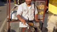 Kali ini suami Chrissy Teigen justru diedit menggunakan sarung dan baju koko. Ajaibnya lagi, John Legend jadi penjual bakso gerobakan! Foto: Instagram indra.hakim