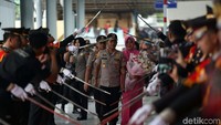 Terlihat para anggota Polda Metro Jaya sudah berkumpul di lokasi. Irjen Idham Azis yang memimpin langsung apel tersebut.