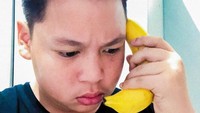Kata ibuku harus banyak makan sayuran, tulis Fatih. Tapi btw itu kan bukan sayuran tapi tanaman untuk hiasan meja. Foto: instagram fatih unru