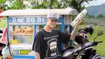 Kocak! Editan Foto John Legend Jual Bakso hingga Justin Bieber Jajan Sate Ayam