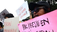 Sebelumnya, Susrama diadili atas kasus pembunuhan terhadap Prabangsa, sembilan tahun lalu. Prabangsa dibunuh terkait berita dugaan korupsi dan penyelewengan yang melibatkan Susrama yang dimuat Harian Radar Bali, Jawa Pos Grup dua bulan sebelumnya.