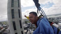 Tangan kiri kita dipasangi action cam. Kita terjun sekitar 11 detik dari ketinggian 192 meter, kecepatannya 85 km/jam! (AJ Hackett)  