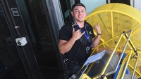 Inilah Caleb, instruktur untuk Skyjump Auckland. AJ Hackett tidak main-main soal safety. Ada timbang badan, formulir medis, baju khusus, full body harness dan aneka kabel pengaman (AJ Hackett)
