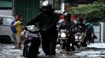 Curah Hujan Tinggi Jalan di Kawasan Cengkareng Tergenang