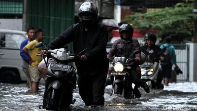 Curah Hujan Tinggi Jalan di Kawasan Cengkareng Tergenang