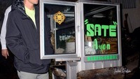 Masih memakai wajah Justin Bieber. Kali ini Indra membuat seolah Justin sedang jajan sate ayam gerobakan. Foto: Instagram indra.hakim