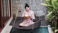 Wanita yang berprofesi sebagai model ini sedang bersantai di kolam renang. Makin lengkap karena ditemani kelapa muda. Slurpp! Foto: Instagram vicymelanie