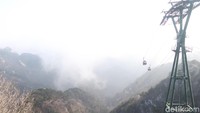 Dulu raja-raja yang mau berdoa akan ditandu menuju puncak Taishan. Sejak dibuka untuk umum, pemerintah China menyediakan akses untuk mempermudah wisatawan (Bonauli/detikTravel)  