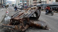Sejumlah mobil dibakar massa. REUTERS/Carlos Garcia Rawlins.