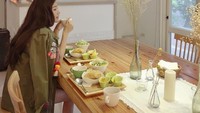 Begini cantiknya Lure saat menikmati hidangan serba hijau, di kafe kekinian yang Instagrammable. Foto: Instagram @lurehsu