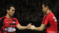 Hendra dan Ahsan merayakan kemenangan.