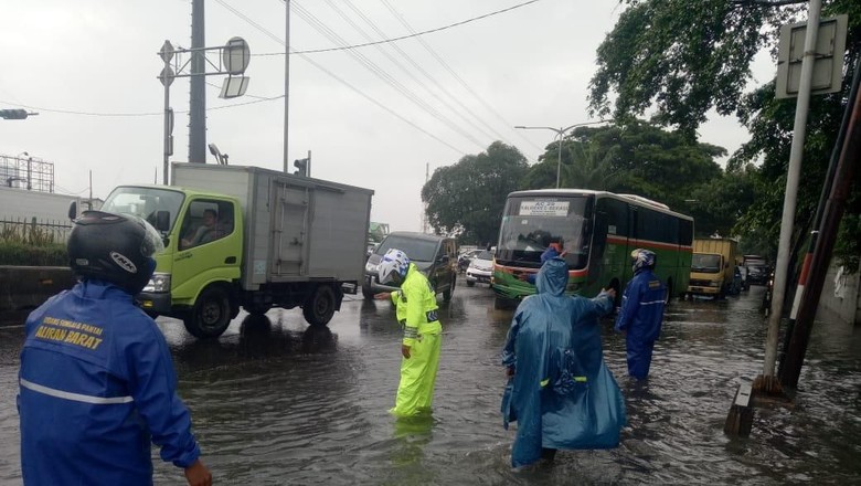 Hujan Guyur DKI, Ada Pohon Tumbang-Jalan Tergenang di Sejumlah Titik Hujan Guyur DKI, Ada Pohon Tumbang-Jalan Tergenang di Sejumlah Titik