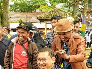 Potret Potong Rambut Pencitraan Ala Fadli Zon di Lokasi Jokowi Cukur