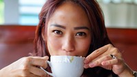 Anisha sering membagikan momen kulineran lewat instagramnya. Seperti saat ia asyik menikmati segelas kopi dan sepotong biskuit ini. Foto: instagram @anishadasuki