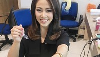Anisha lagi pamer makan smooties mangga di kantor nih. Kelihatan segar ya smoothiesnya? Foto: instagram @anishadasuki