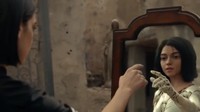 Dalam Video klip Swan Song yang baru dirilis, ia terlihat memiliki kembaran yakni Alita.  Dok. Instagram/dualipa