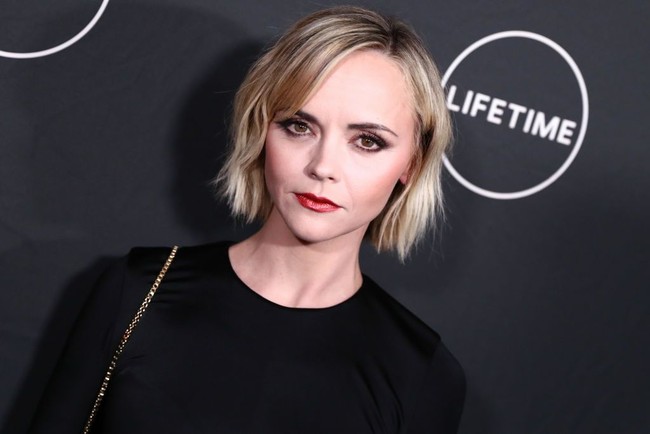 Christina Ricci ini mengidap botanophobia yaitu rasa takut pada tanaman hias dalam ruangan. Ricci mengataan kepada New York Daily News, tanaman hias dalam ruangan sangat mengganggu. Menyentuh tanaman hias yang kotor seperti penyiksaan baginya. Mereka kotor. Jika aku harus menyentuhnya, setelah menyangkal dari kenyataan bahwa ada tanaman di dalam ruangan, maka itu membuatku takut, kata dia, seperti dikutip dari Zimbio. Foto: Getty Images