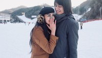 20 Januari 2019 jadi hari berbahagia untuk Vicy. Kevin melamarnya saat mereka berlibur menikmati salju di Korea Selatan. Foto: Instagram vicymelanie
