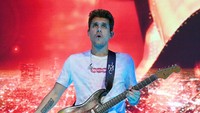 Beberapa berharap adanya tiket tambahan agar bisa menyaksikan suara merdu dan permainan guitar John. Ethan Miller/Getty Images