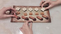 Kompak bareng calon ibu mertua dan adik ipar, Vicy cicip churros saus cokelat yang kelihatan nikmat! Foto: Instagram vicymelanie